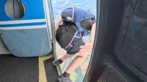 Прыжки с парашютом. Безбилетников пришлось высадить на пол пути.
