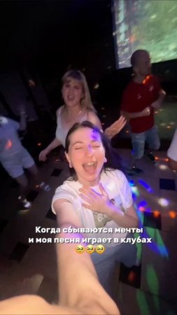 а ещё там подпевают и знают слова, шок🥹