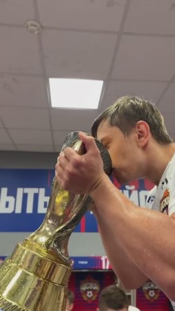 ОБЛЯКОВ ПЬЕТ ШАМПАНСКОЕ ИЗ КУБКА