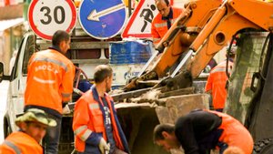 Асфальт плавится, а они работают: как московские дорожники выживают в невыносимом пекле?