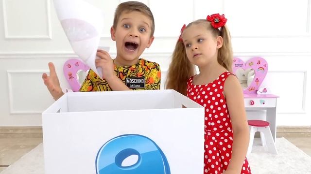 Диана и Рома учат цифры и играют на детской площадке. Игры для детей