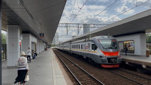 Электропоезд ЭП2Д - 0050 на пл.Тимирязевская D1, июнь 2025 года