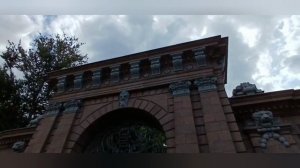 Москва.Зачем люди заходили в арки?