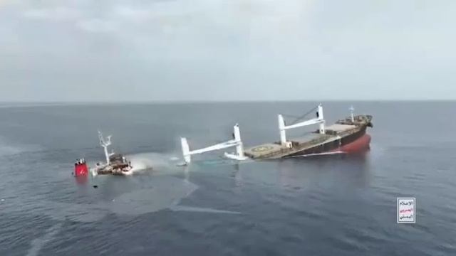 Хуситы потопили  сухогруз Eternity С в Красном море. На опубликованном видео видно, как ракета попад