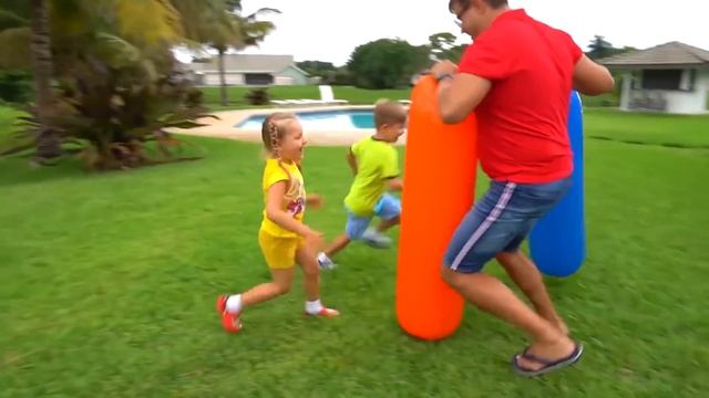 Диана и Рома играют в подвижные игры для детей на улице
