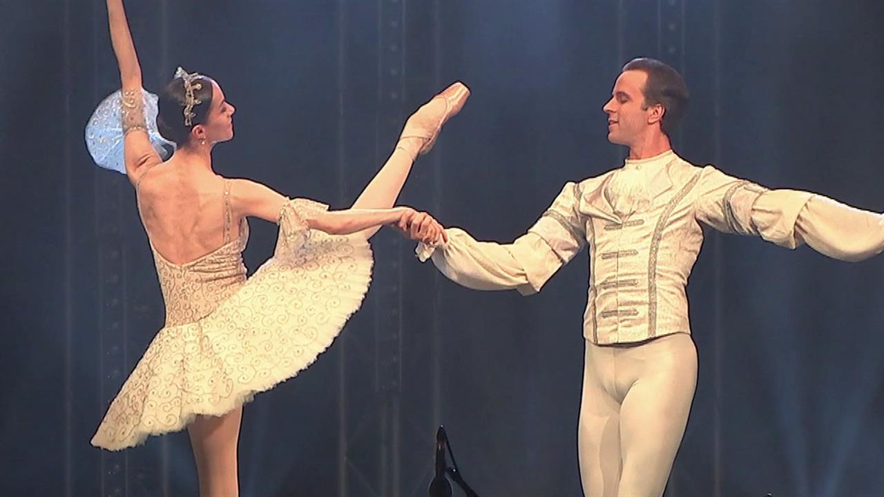 В День московского транспорта станция "Деловой центр" превратилась в сцену