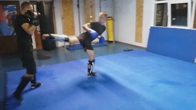 Фехтование ногами на тренировке Кэмпо-ММА