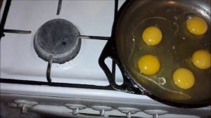 Как приготовить глазунью