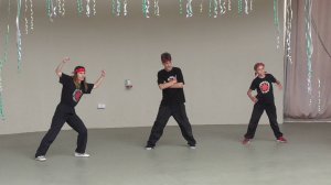 Люди танцуют танец под разные песни