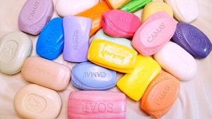 АСМР. РАСКЛАДЫВАЮ КРАСОЧНОЕ МЫЛО. ШЕЛЕСТ УПАКОВКИ.