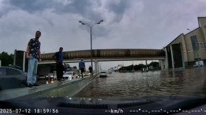 💦На затопленном МКАДе москвичи пробиваются как могут💦