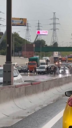 💦На МКАДе машины встали в пробку из-за потопа💦