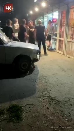 Буйный гражданин в Краснодаре на улице Тепличной избивает сотрудников вейпшопа..