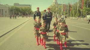 Идет солдат по городу
