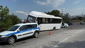 В Симферополе автобус врезался в ограждение, пострадали четыре человека