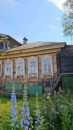 Старинный дом с красивыми резными наличниками