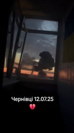 Момент срабатывания крылатой ракеты Х-101 с кассетной боевой частью над Черновцами пошлой ночью....