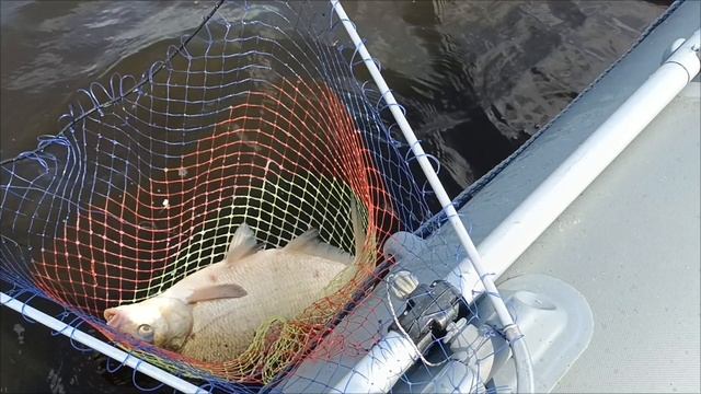 Короткая рыбалка с лодки на леща. Проверенная точка выручила. смотреть онлайн