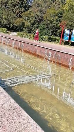детишки купаются на фонтане,сквере Чапаева