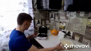 сыночек готовит творожные вафли.