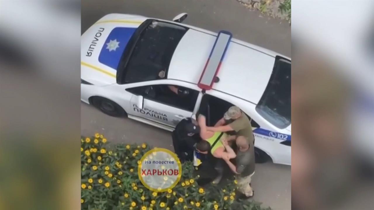 С Украины приходит все больше кадров жесткого противостояния людей и сотрудников ТЦК