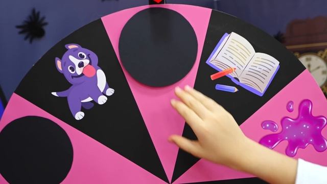 Диана Играет в Черно-Розовый Челлендж с Wednesday
