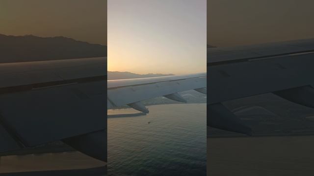 Сочи самолет садится. горы и море на восходе