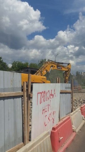 Экскаватор ломает мост