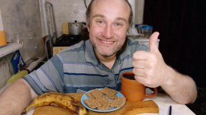 ужин вкусно и питательно. печенья банан чай-чаёк. мукбанг. обжор. еда на камеру. диета. шизофрения.