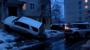 Автомобиль въехал на площадку подъезда г.Николаевск на Амуре (720p_30fps_H264-128kbit_AAC)