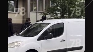В Питере неадекватка выбросила младенца с балкона !!!