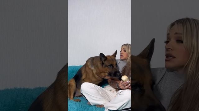 Не понятно мать или мороженое он любит 🧐🥴