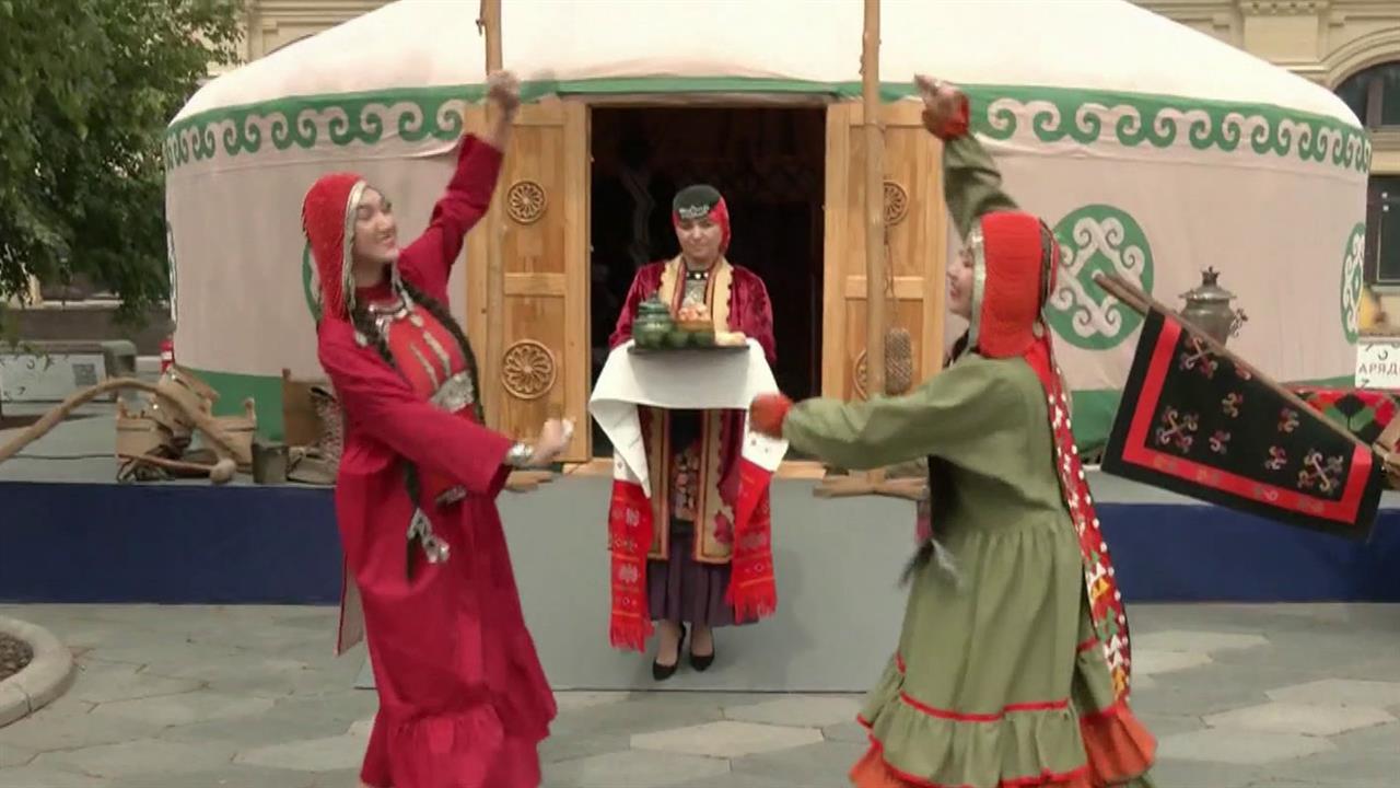 В парке "Зарядье" проходит фестиваль Русского географического общества "Чудеса России"