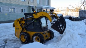 Фронтальный мини-погрузчик LiuGong CLG365A. Работа по уборке снега.