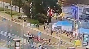 Кроссовер въехал в пешеходов, переходивших дорогу в Москве на Бережковской набережной.