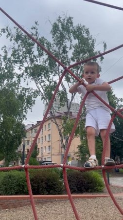 Володе 3,11 лазить на паутине на площади Блюхера