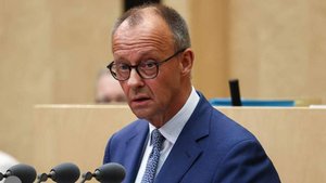 Мерц уронил кусок торта с изображением Германии