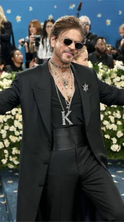 Шахрукх Кхан дебютировал на Met Gala 2025, но СМИ его не узнали