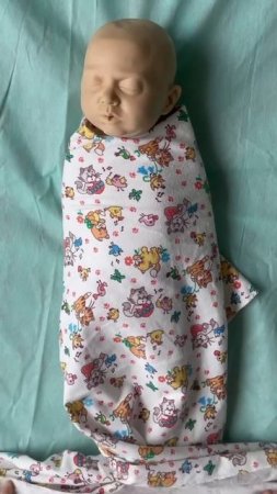 Пеленаем младенца                               #биология #дети #пеленание #роды #рождение #мама
