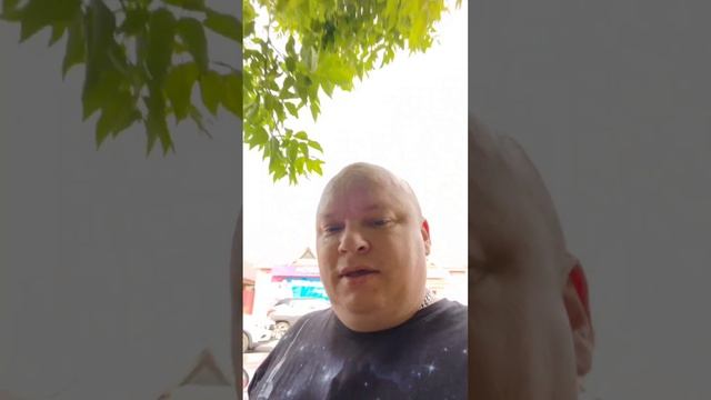Поехали по делам, на улице жара жуть! Пришлось купить Кате первые шорты в жизни, никогда не носила
