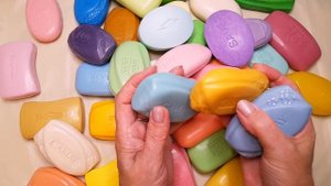 АСМР ШУРШАНИЕ . РАСКЛАДЫВАЮ КРАСОЧНОЕ МЫЛО. ШЕЛЕСТ УПАКОВКИ.