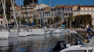 шлюпка заходит в Марину