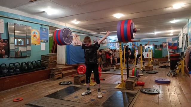В зале тяжёлой атлетики города Днепрорудного атлеты протестировали новый спортивный инвентарь смотреть онлайн