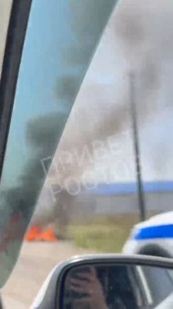 Микроавтобус загорелся под Ростове-на-Дону, не выдержав жары. 🔥