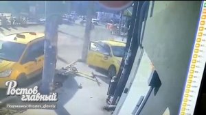 Таксист влетел в магазин рядом с железнодорожным вокзалом в Ростове-на-Дону. Момент сняла камера.