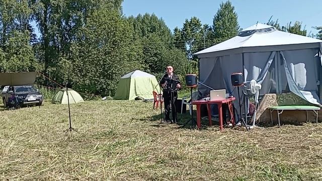 Изгиб гитары жёлтой.