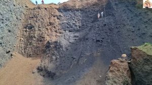 Строительство, шахтёры собирают песок со стен карьера