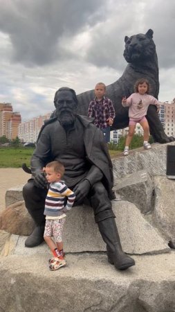 Володя 3,11, Рома и Даша на памятнике Сысоеву