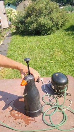 Самоделка приспособление опрыскиватель своими руками #diy #полезныесоветы #хитрости