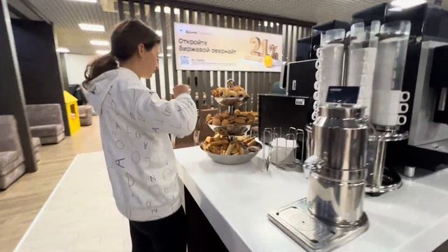 ЧЕМ МЕНЯ УДИВИЛ БИЗНЕС-ЗАЛ В АЭРОПОРТУ Сочи | Чем КОРМЯТ В Business lounge? смотреть онлайн